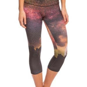Onzie Graphic Print Capri